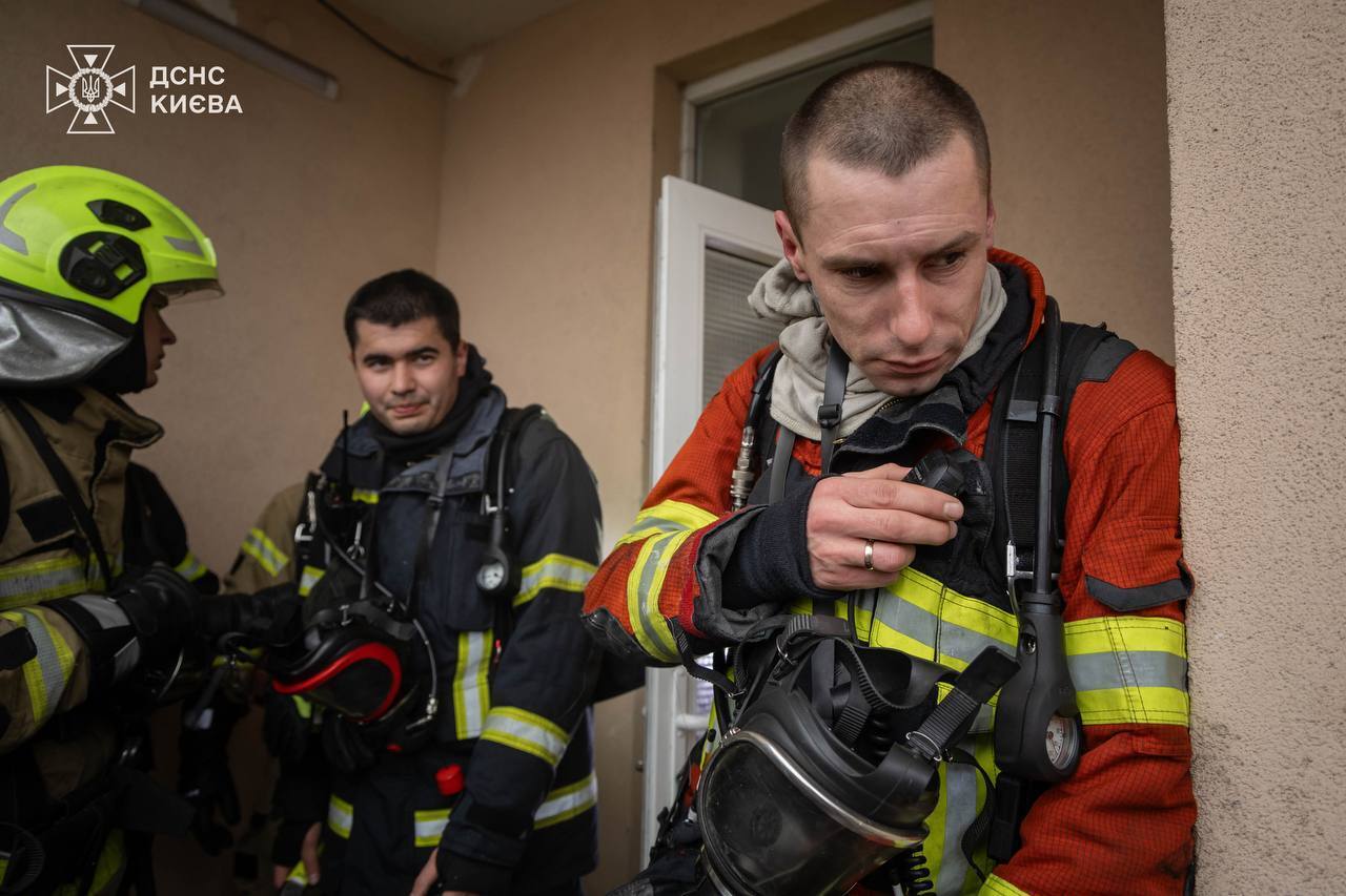 Спасатели потушили пожар и спасли двух человек, в том числе ребенка.