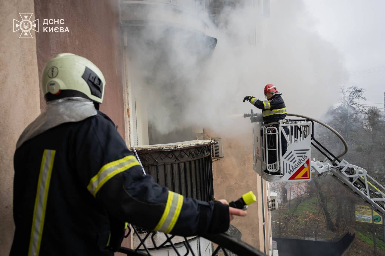 В Киеве произошел взрыв в квартире многоэтажки, возник пожар. Все подробности, фото и видео