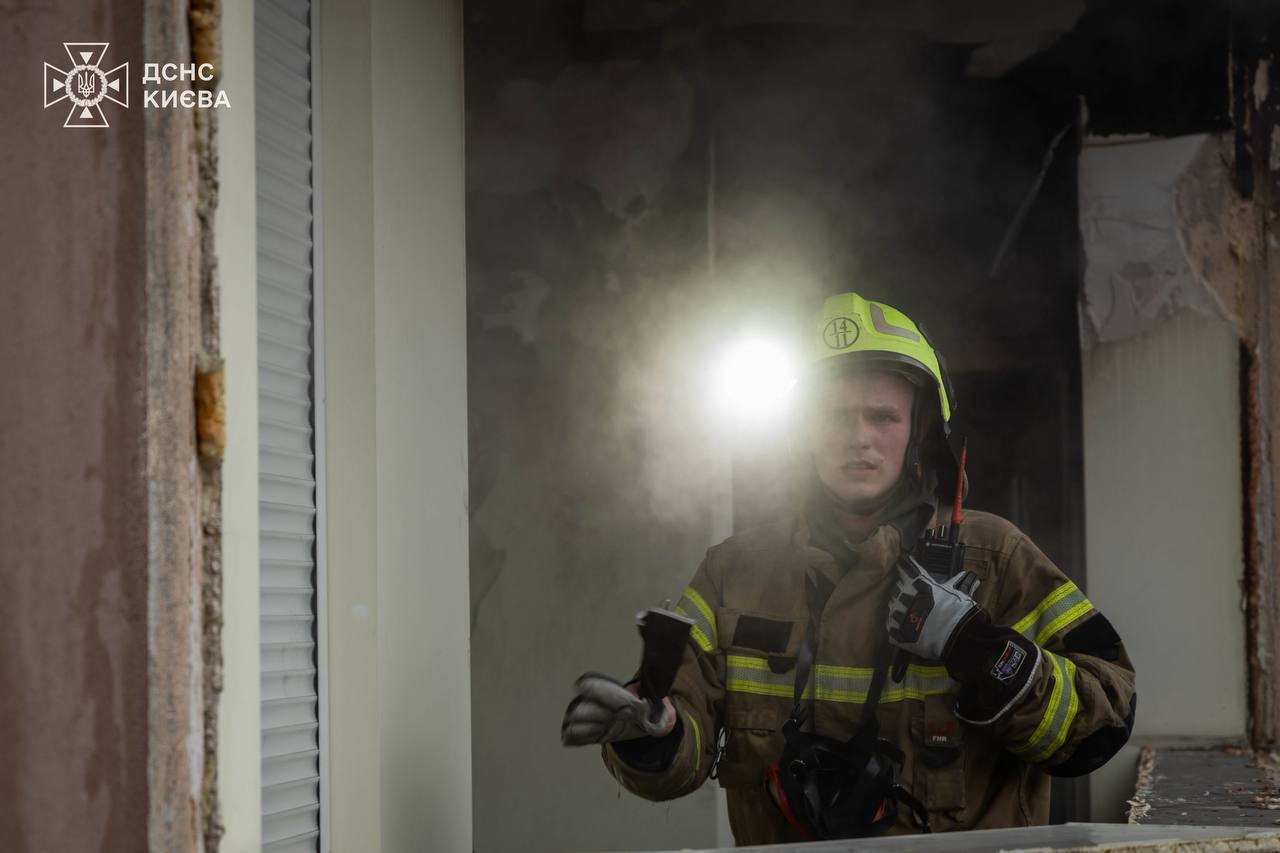 В Киеве произошел взрыв в квартире многоэтажки, возник пожар. Все подробности, фото и видео