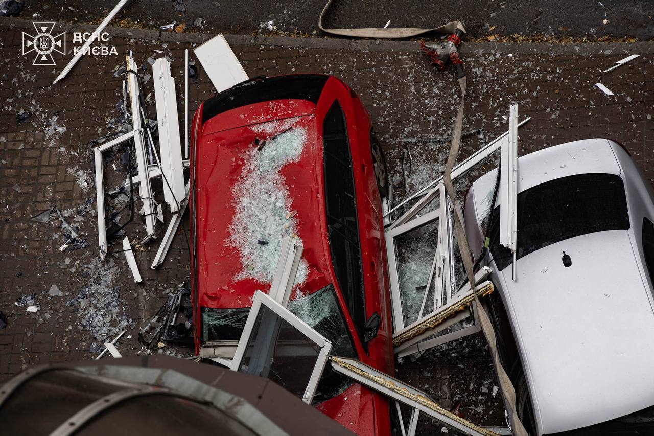 В Киеве произошел взрыв в квартире многоэтажки, возник пожар. Все подробности, фото и видео