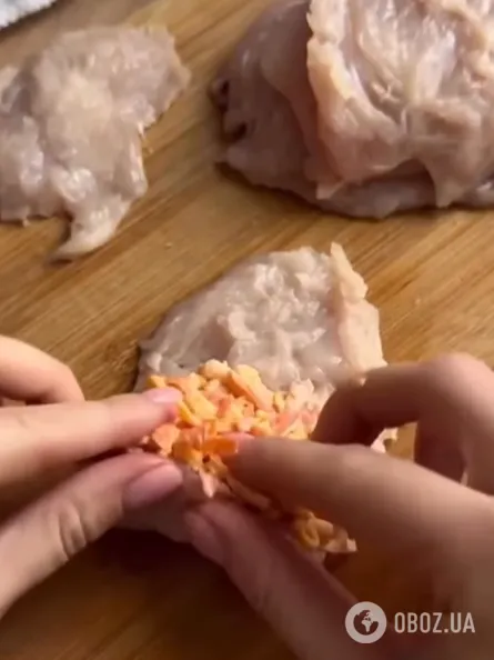 Ліниві курячі рулетики з сиром нашвидкуруч: як приготувати страву на будь-якйи випадок