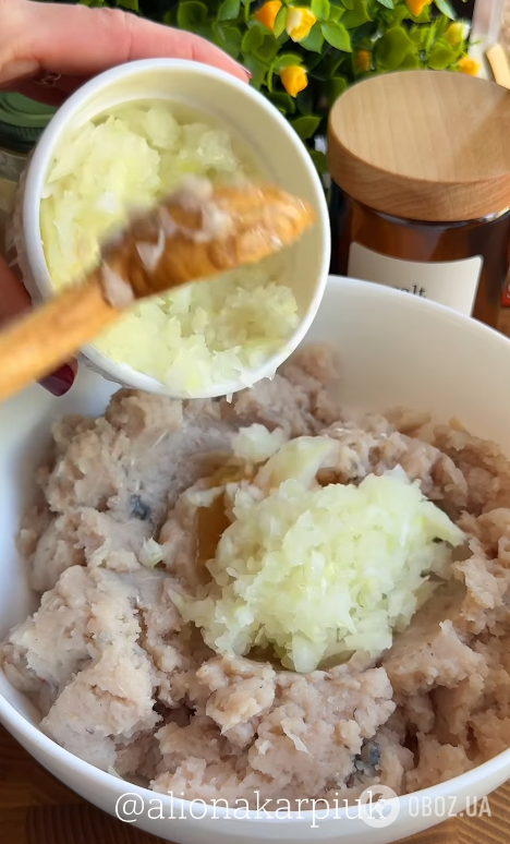 Какой ингредиент обязательно нужно добавить в рыбные котлеты, чтобы они получились воздушными: делимся простым рецептом