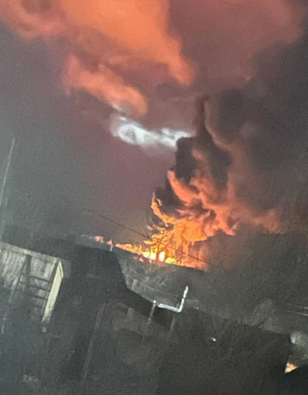 Поднялась стена огня: в России произошло ЧП на железной дороге, говорят о диверсии. Фото и видео