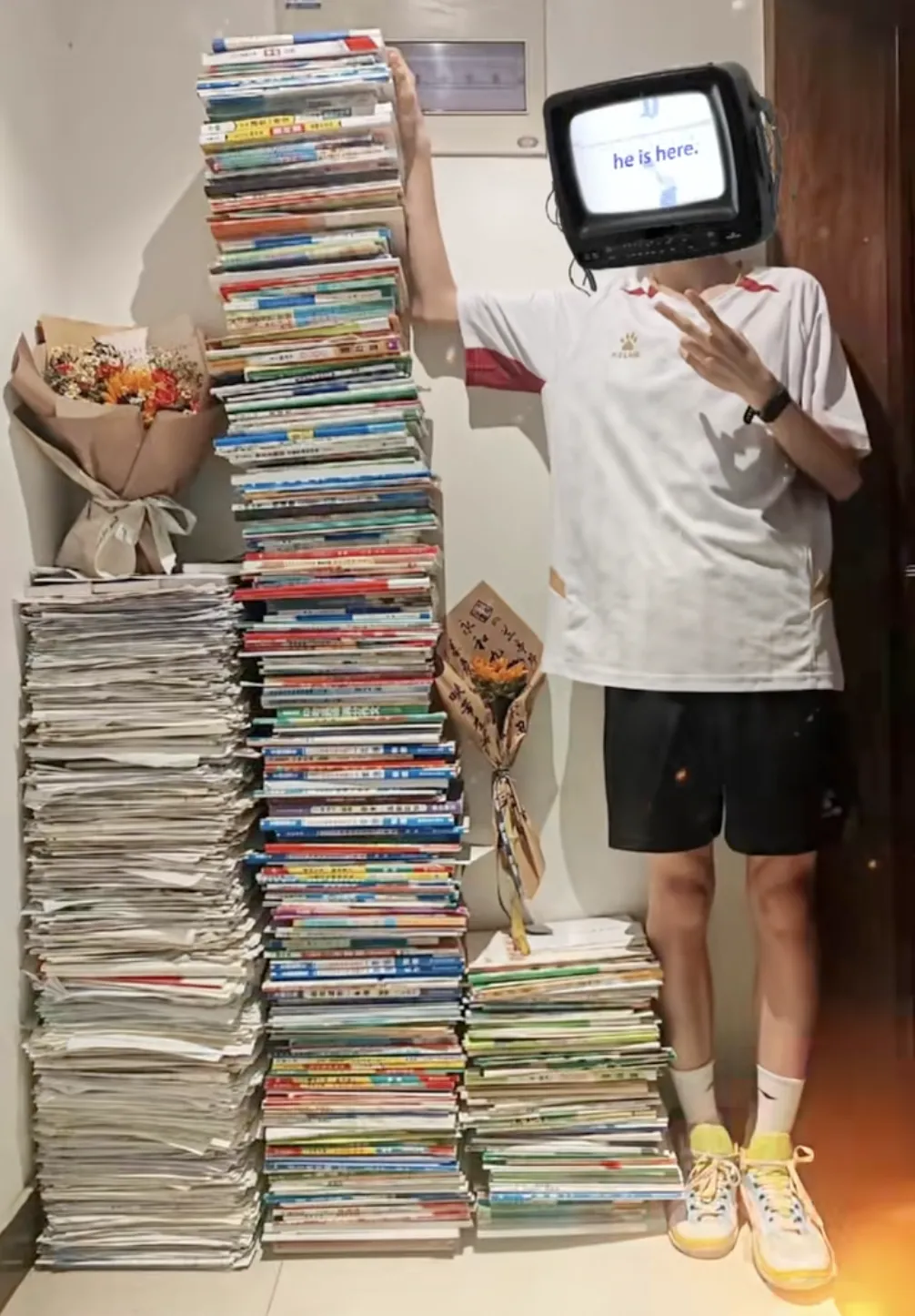 Отец китайской школьницы показал все ее книги и тетради за три года обучения и поразил сеть. Видео