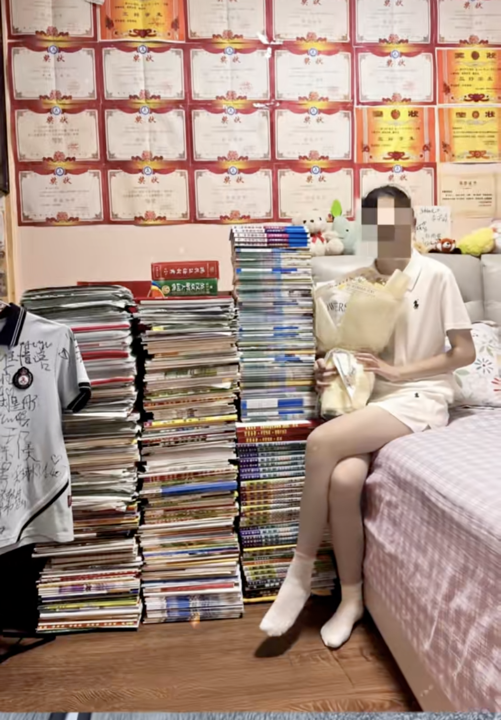 Отец китайской школьницы показал все ее книги и тетради за три года обучения и поразил сеть. Видео