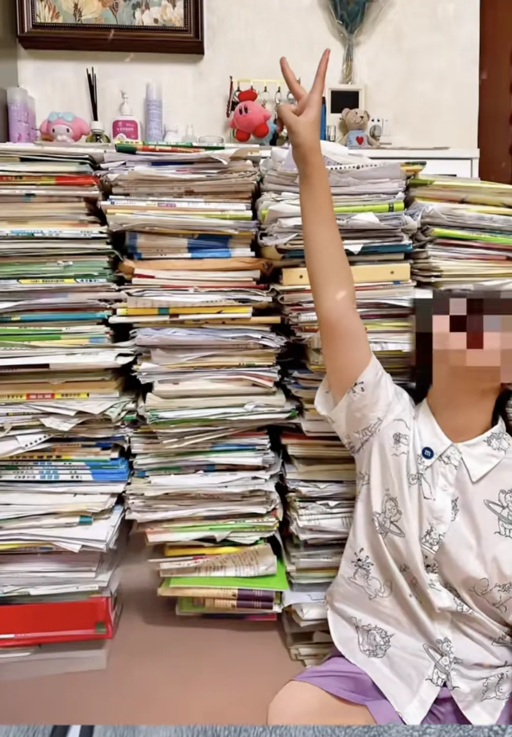 Отец китайской школьницы показал все ее книги и тетради за три года обучения и поразил сеть. Видео