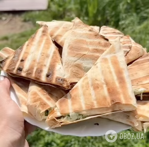 Ленивые "конвертики" из лаваша с вкусной начинкой: самый простой рецепт сытной закуски