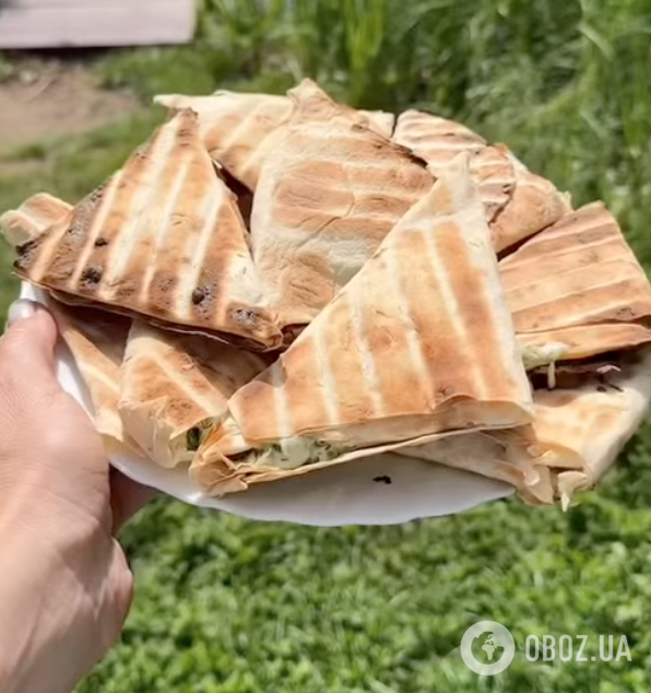 Ленивые "конвертики" из лаваша с вкусной начинкой: самый простой рецепт сытной закуски