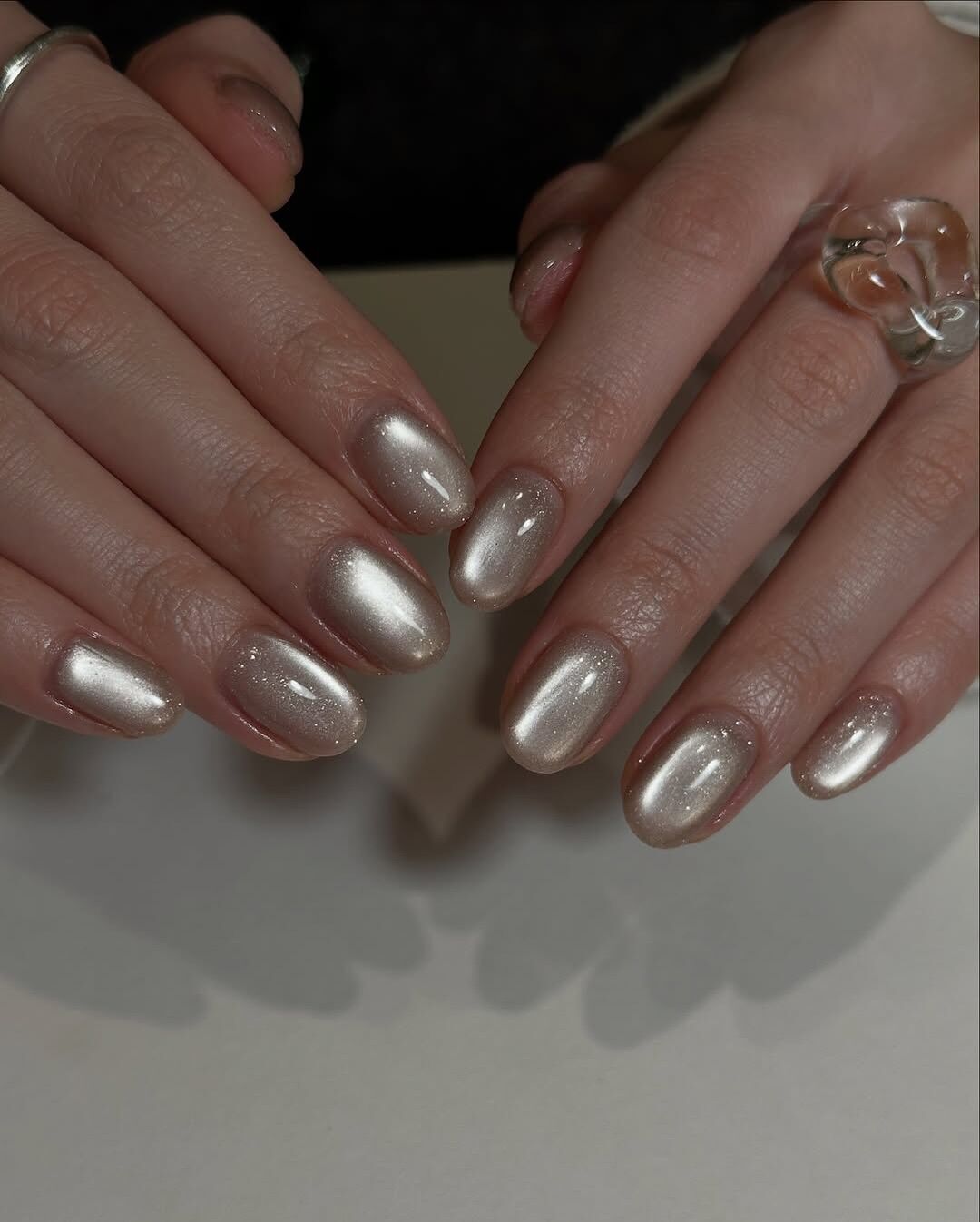 Хромований манікюр – уже не модно: який вигляд має новий "оксамитово-скляний" тренд на нігтях