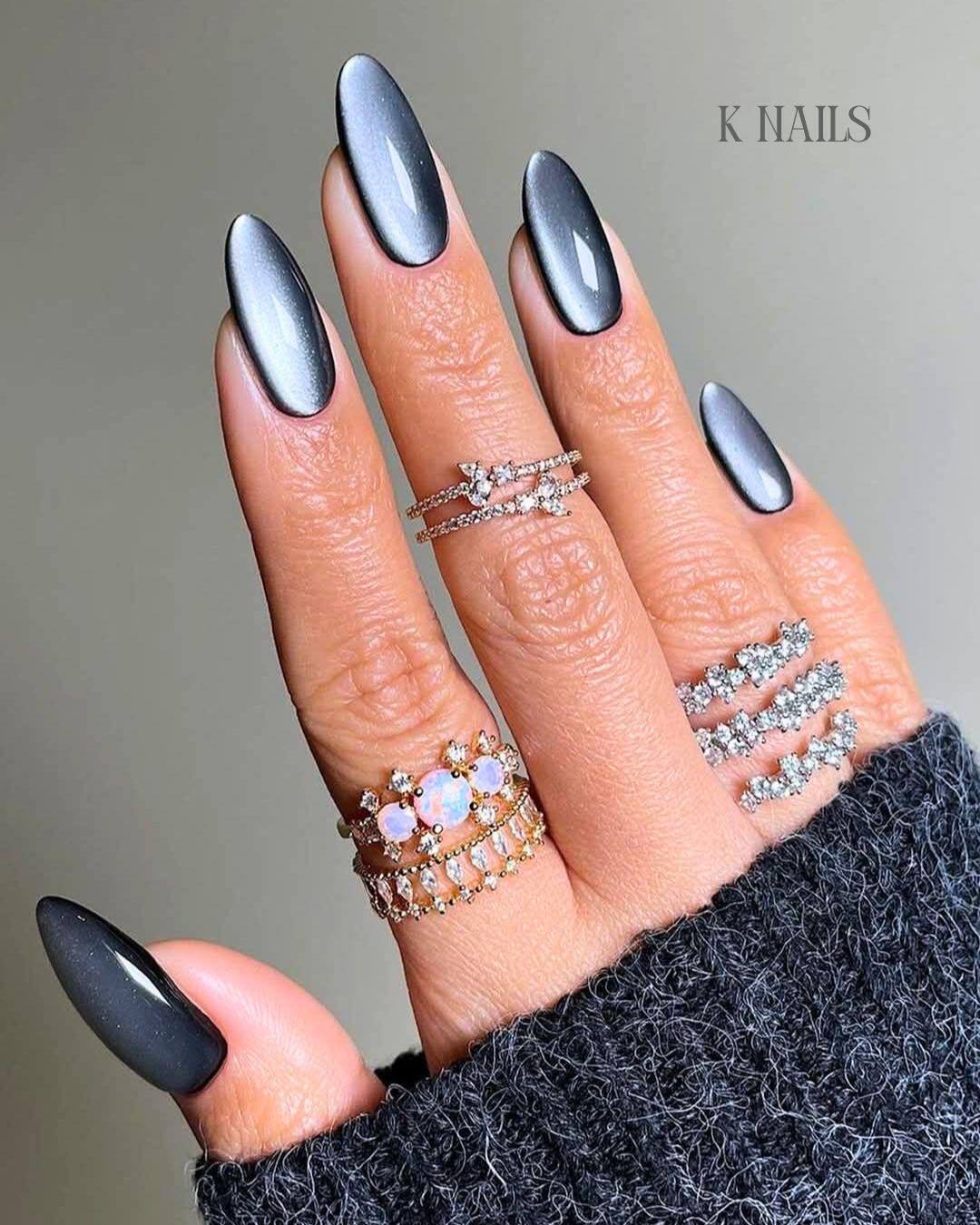 Хромований манікюр – уже не модно: який вигляд має новий "оксамитово-скляний" тренд на нігтях