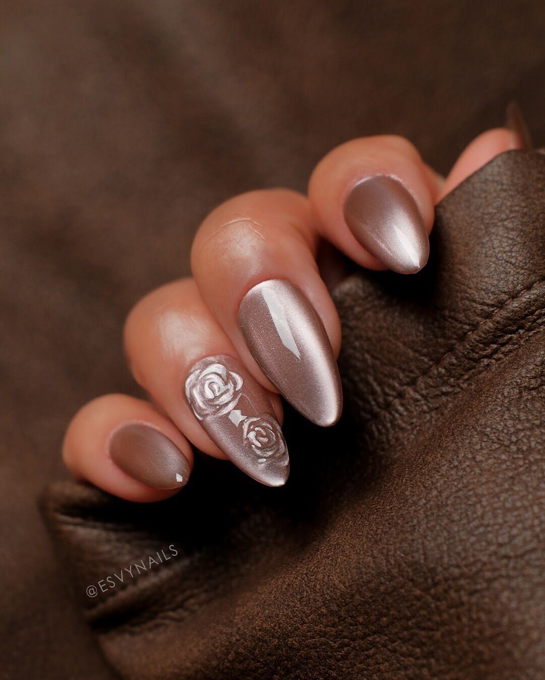 Хромований манікюр – уже не модно: який вигляд має новий "оксамитово-скляний" тренд на нігтях