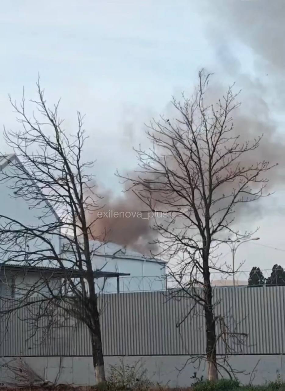 Дрони атакували завод у Слов'янську-на-Кубані: кажуть про приліт, сталася пожежа. Фото і відео