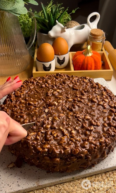 Культовий вафельний торт зі згущеним молоком: ділимось оригінальним рецептом десерту з дитинства