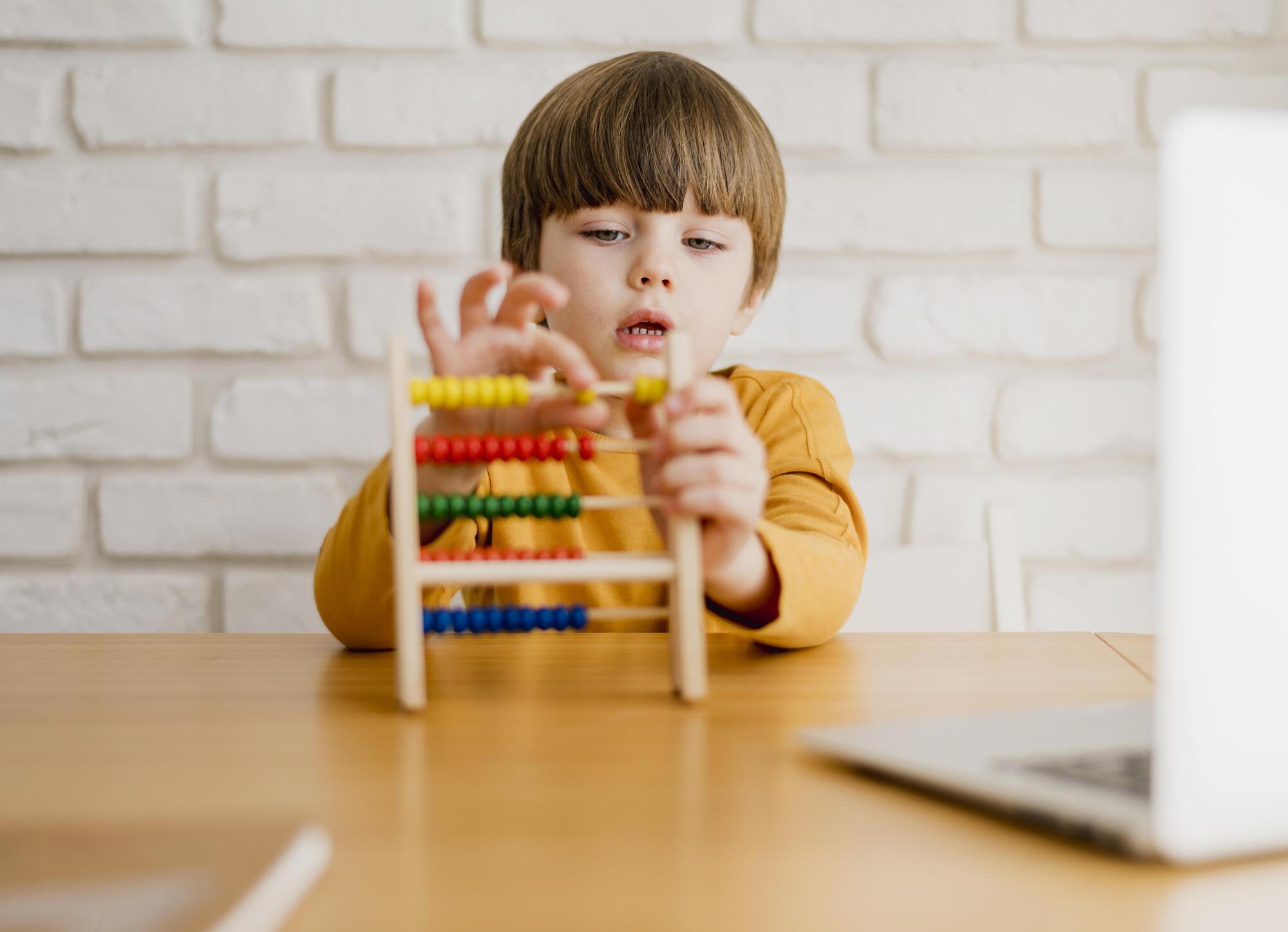 Чому діти повинні навчитись рахувати на пальцях до 6 років: дослідження спростувало поширений міф