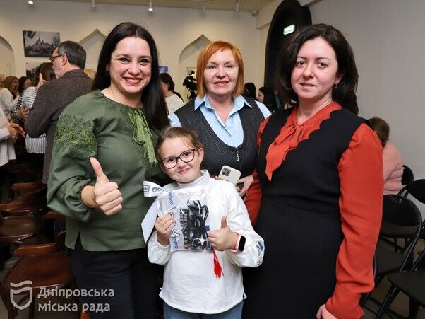 В Днепре детям погибших защитников приобрели музыкальные инструменты: средства собрали во время благотворительных мероприятий города в Хельсинки