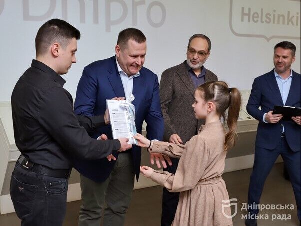 В Днепре детям погибших защитников приобрели музыкальные инструменты: средства собрали во время благотворительных мероприятий города в Хельсинки