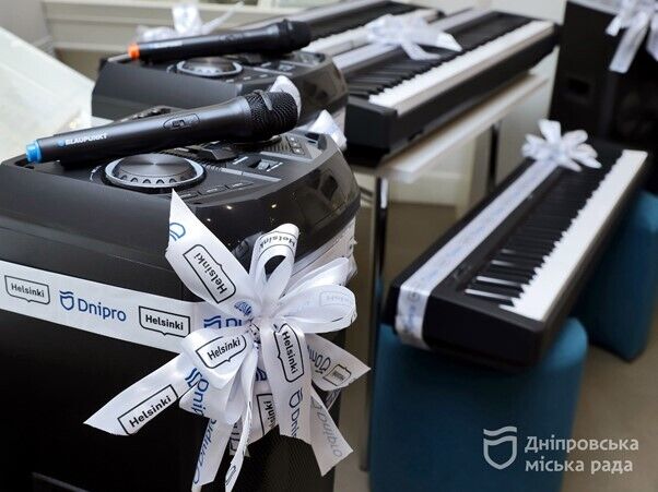 В Днепре детям погибших защитников приобрели музыкальные инструменты: средства собрали во время благотворительных мероприятий города в Хельсинки