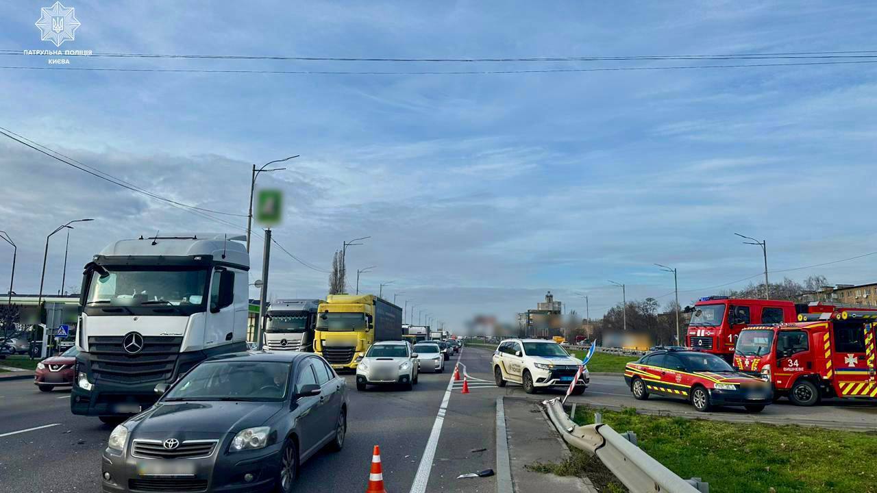 У Києві бензовоз з’їхав із дороги та ледь не влетів у підземний перехід. Фото та відео