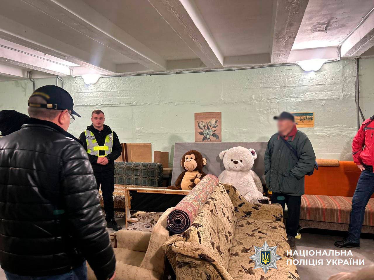 "Мы здесь сделали для себя все": в Киеве в укрытие не впустили мать с ребенком, полиция отреагировала. Фото и видео