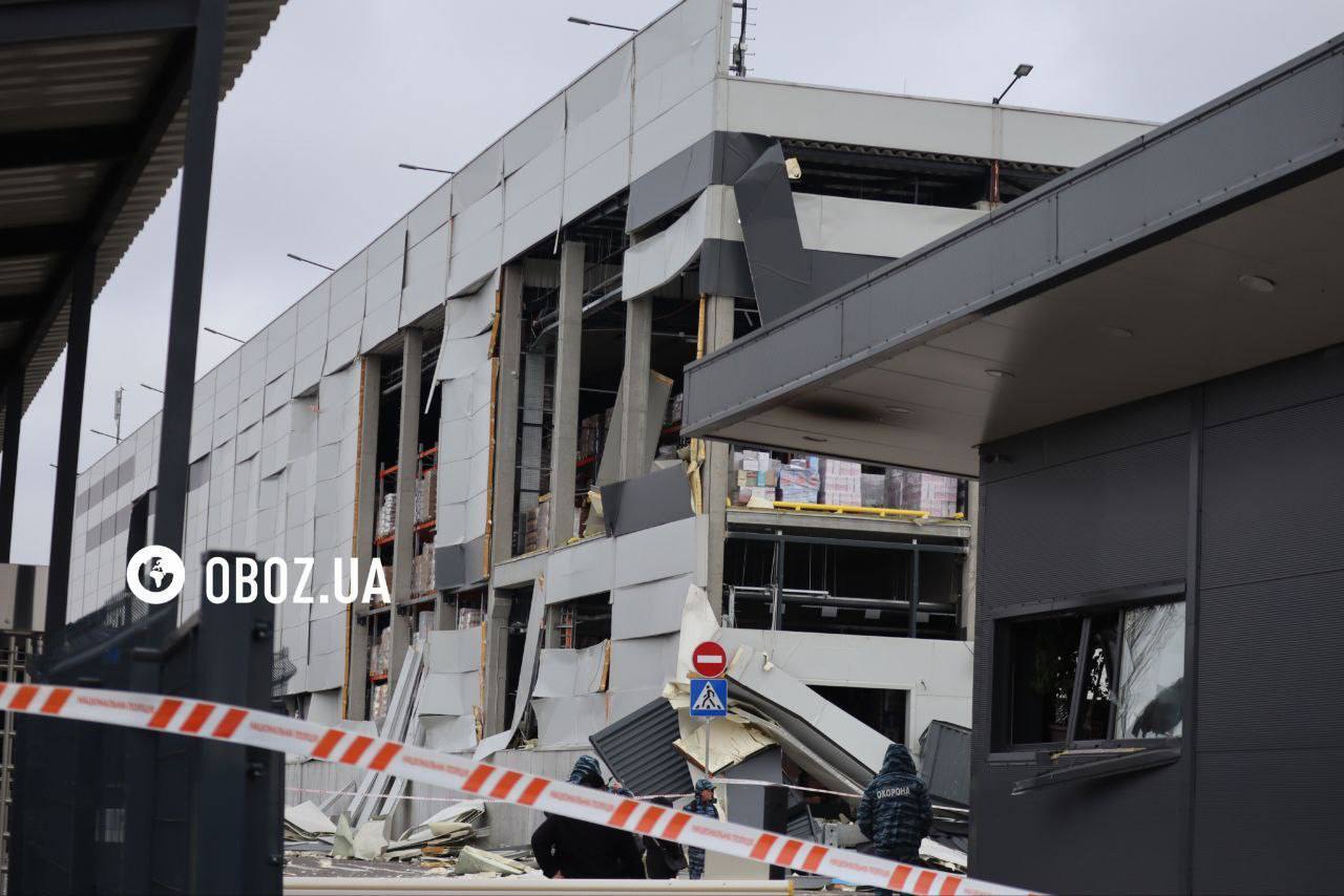 В Киеве Россия обстреляла хаб сети супермаркетов Novus: есть погибшие и раненые. Фото и видео