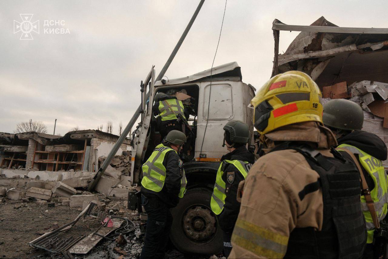 В Киеве Россия обстреляла хаб сети супермаркетов Novus: есть погибшие и раненые. Фото и видео