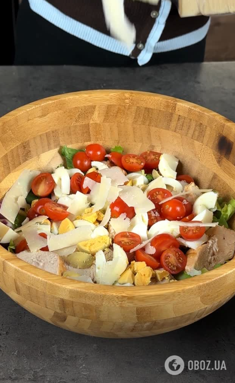 Чем вкусно заправить салат "Цезарь": рецепт популярной закуски на праздники