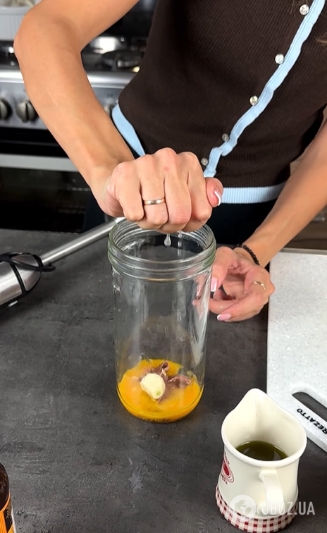 Чем вкусно заправить салат "Цезарь": рецепт популярной закуски на праздники