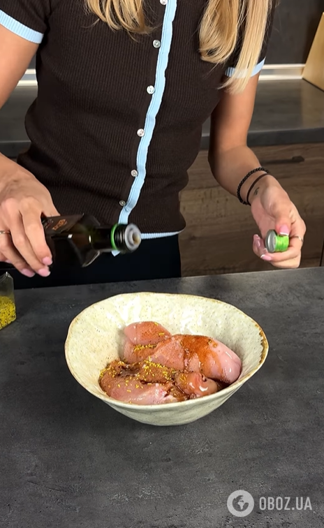 Чем вкусно заправить салат "Цезарь": рецепт популярной закуски на праздники