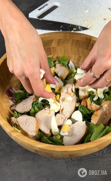Чем вкусно заправить салат "Цезарь": рецепт популярной закуски на праздники