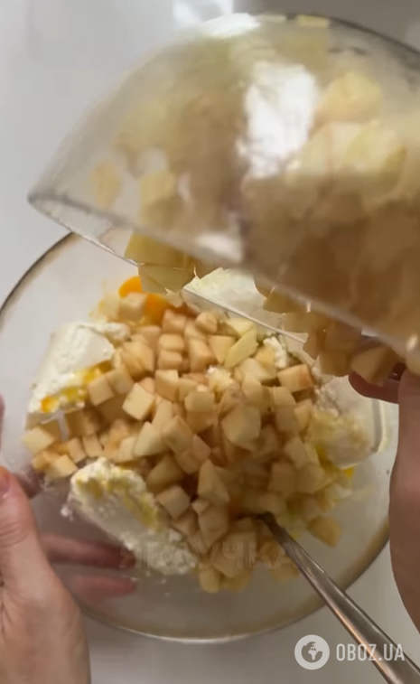 Елементарне печиво з яблуками та корицею до чаю: впораються навіть діти