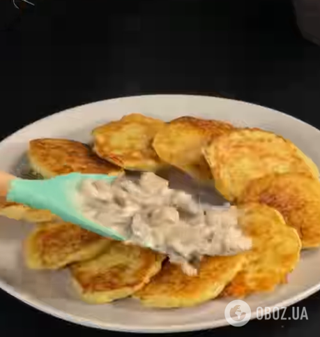 Хрусткі деруни з ніжним грибним соусом: як приготувати улюблену страву для родини