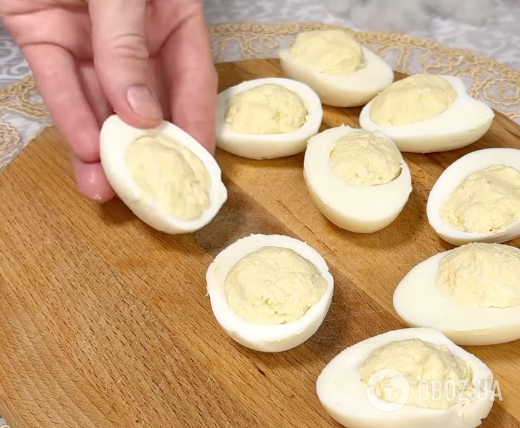 Фаршированные яйца для новогоднего стола: самый простой рецепт очень вкусной закуски