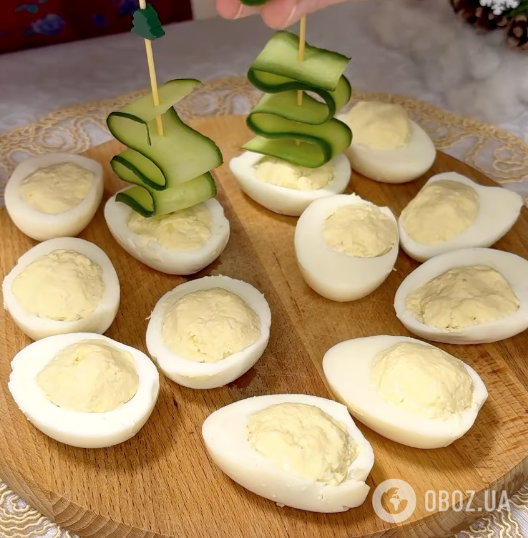 Фаршированные яйца для новогоднего стола: самый простой рецепт очень вкусной закуски