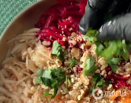 Смачний осінній салат, який покращує метаболізм: знадобляться два овочі та один фрукт