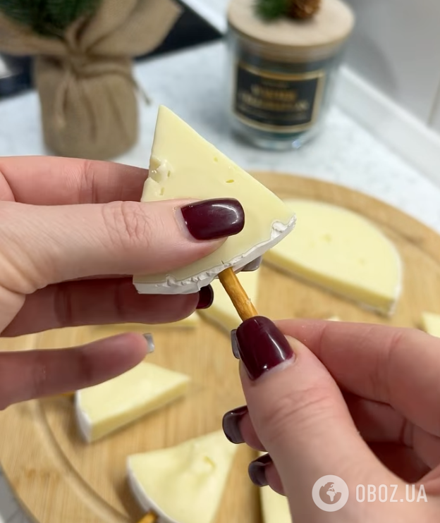 Новорічна закуска з сиру, з медом і горішками, яка сподобається всім гостям: найпростіший рецепт