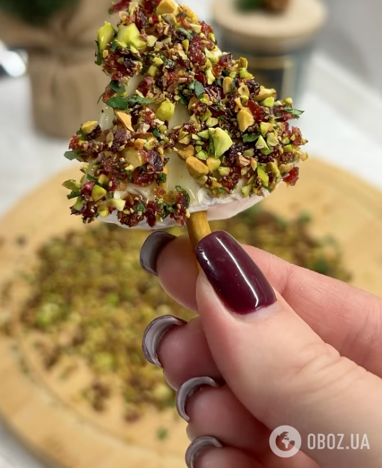 Новорічна закуска з сиру, з медом і горішками, яка сподобається всім гостям: найпростіший рецепт