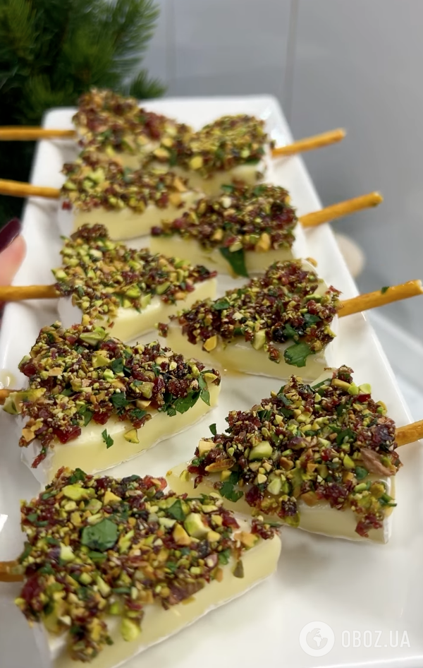 Новорічна закуска з сиру, з медом і горішками, яка сподобається всім гостям: найпростіший рецепт