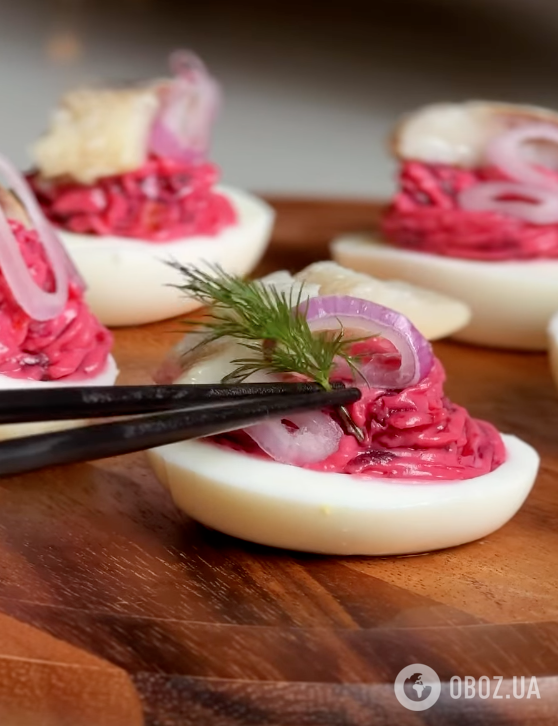 Фаршированные яйца "Шуба" для новогоднего стола: делимся рецептом бюджетной закуски