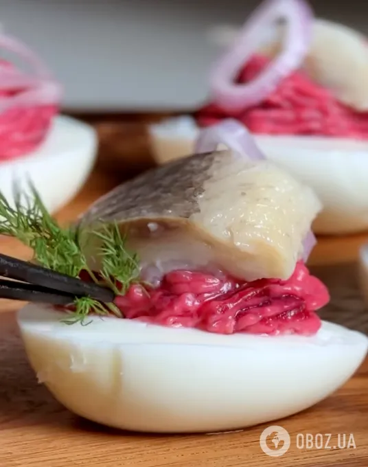 Фаршированные яйца "Шуба" для новогоднего стола: делимся рецептом бюджетной закуски