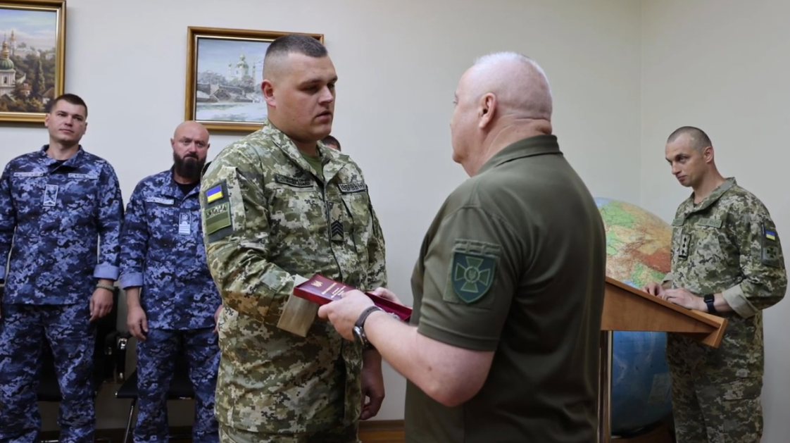 Получил 70% ожогов и заново учился ходить: сеть тронула история украинского пограничника. Видео