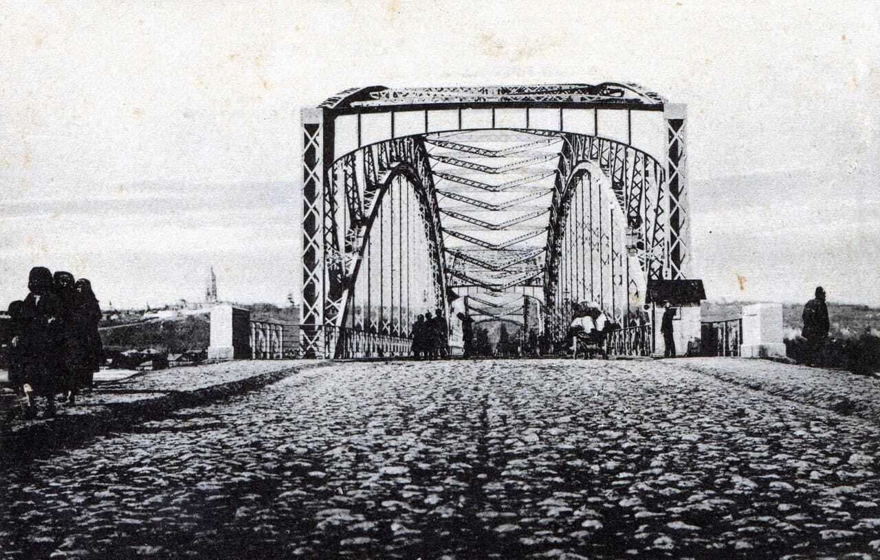 У мережі показали, який вигляд мав перший "Міст поцілунків" у Києві. Архівні фото та історія