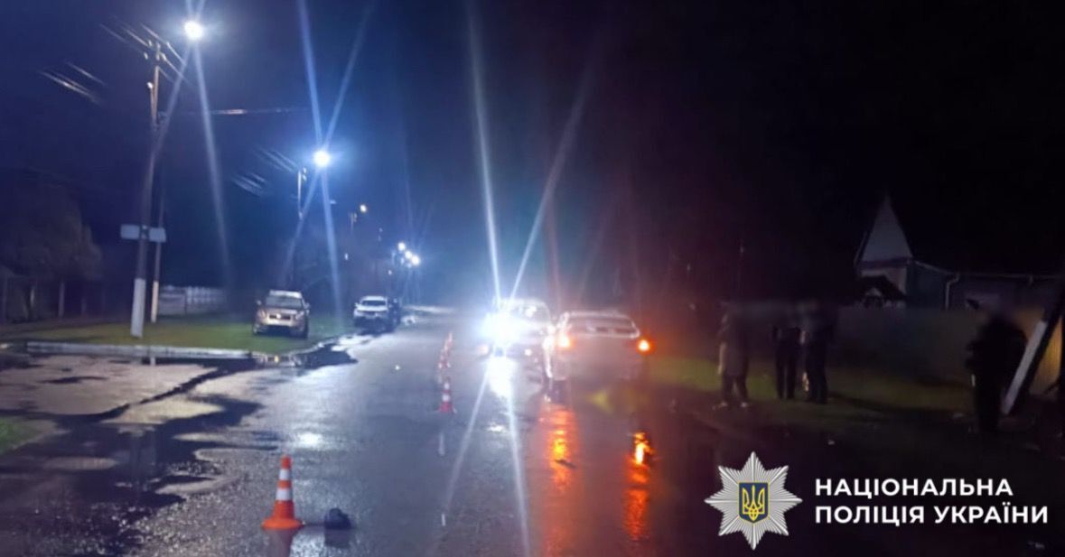 На Київщині легковик збив на смерть 19-річного хлопця. Подробиці ДТП та фото