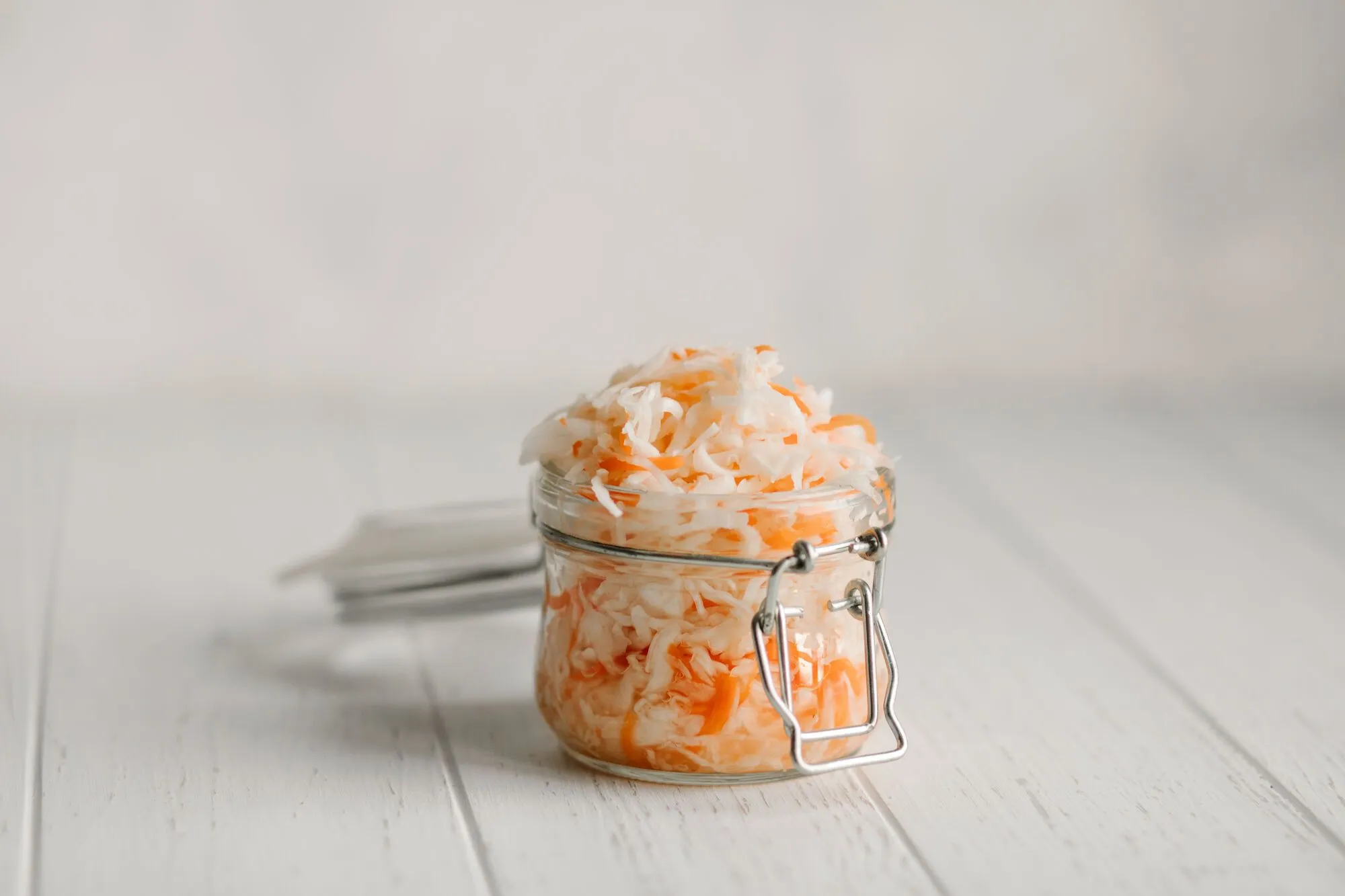 Почему обязательно нужно есть квашеную капусту и как ее готовить, чтобы она была белой, хрустящей и без неприятного запаха