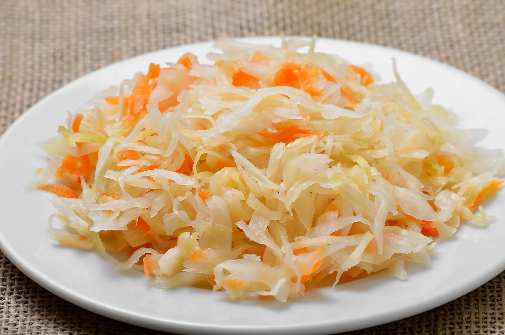 Почему обязательно нужно есть квашеную капусту и как ее готовить, чтобы она была белой, хрустящей и без неприятного запаха