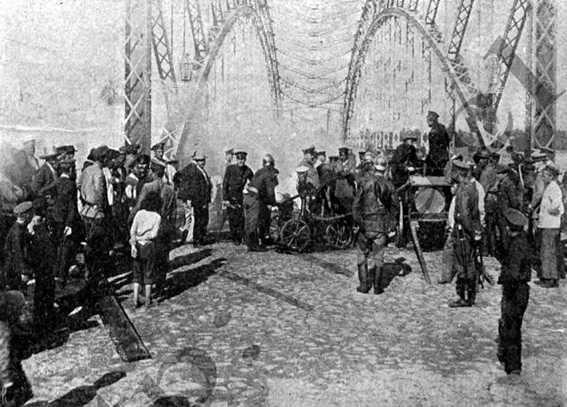 У мережі показали, який вигляд мав перший "Міст поцілунків" у Києві. Архівні фото та історія