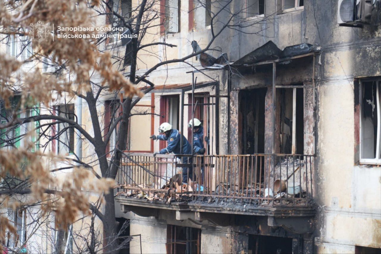 "Мы ползли, чтобы вылезти, все разрушено": жители Запорожья рассказали о вражеской атаке и показали ее последствия. Видео
