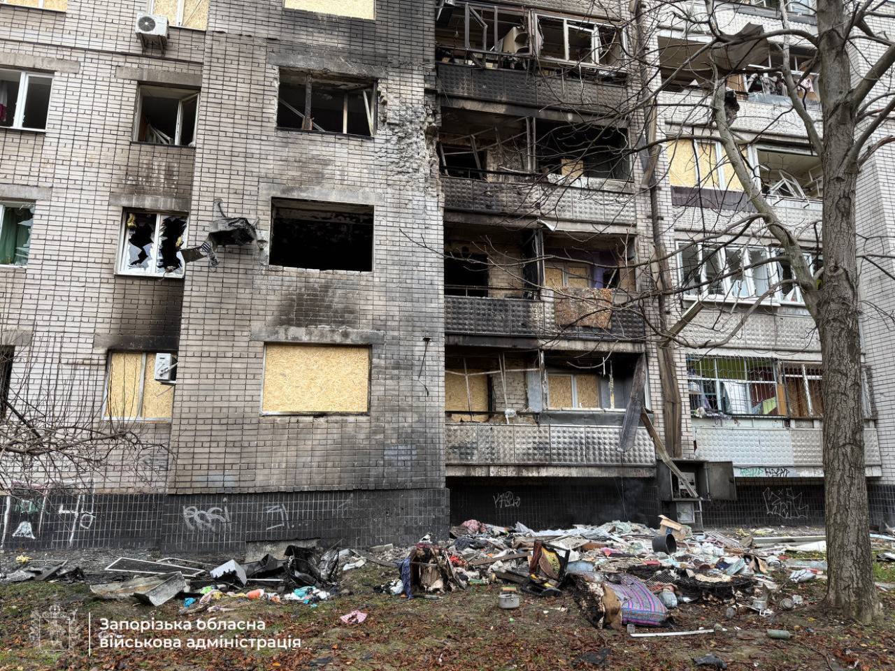 "Мы ползли, чтобы вылезти, все разрушено": жители Запорожья рассказали о вражеской атаке и показали ее последствия. Видео