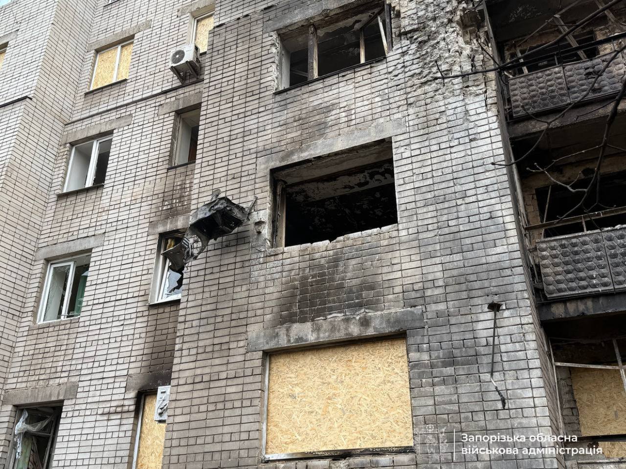 "Мы ползли, чтобы вылезти, все разрушено": жители Запорожья рассказали о вражеской атаке и показали ее последствия. Видео