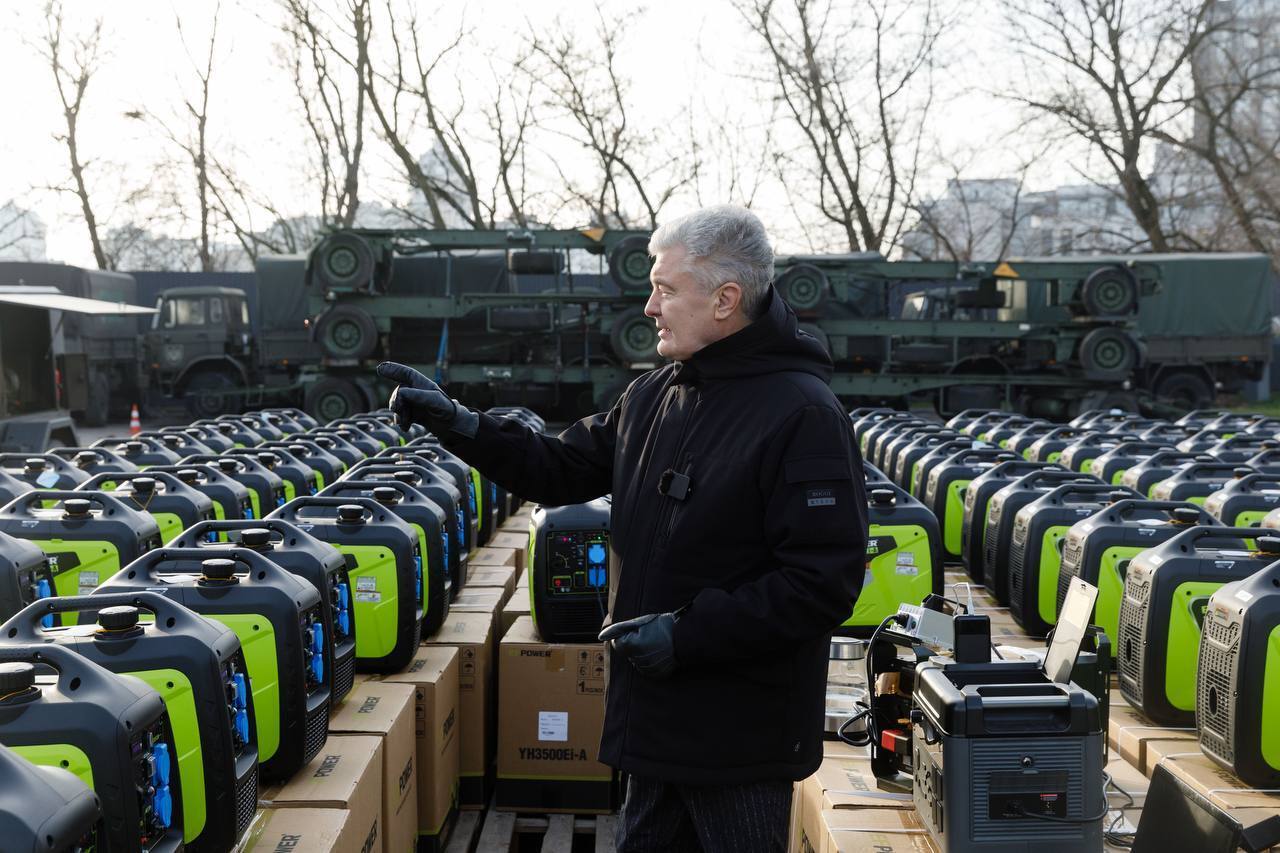 "На фронте нужен свет": Порошенко передал для подразделений ВСУ более полутысячи генераторов. Фото и видео
