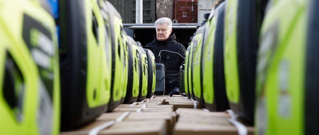 "На фронте нужен свет": Порошенко передал для подразделений ВСУ более полутысячи генераторов. Фото и видео